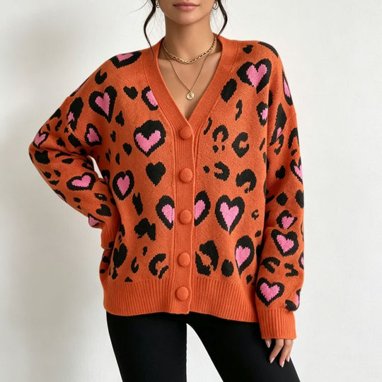 Damen Strickcardigan mit Herz‑Leopard-Jacquard, V‑Ausschnitt und großen Stoffknöpfen Shop Nory