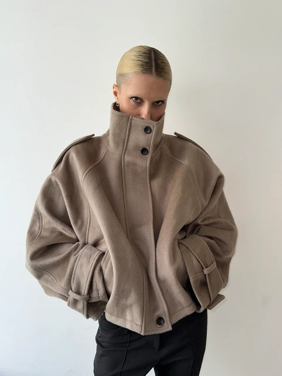 Damen nan kurzer Wollmix-Blouson mit hohem Stehkragen, Schulterpatten und voluminösen Ballonärmeln Shop Nory
