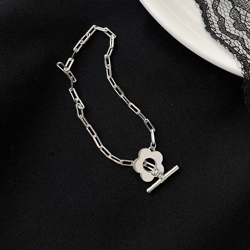 Damen Armband mit floralen Motiven und funkelnden Zirkonia-Elementen Shop Nory