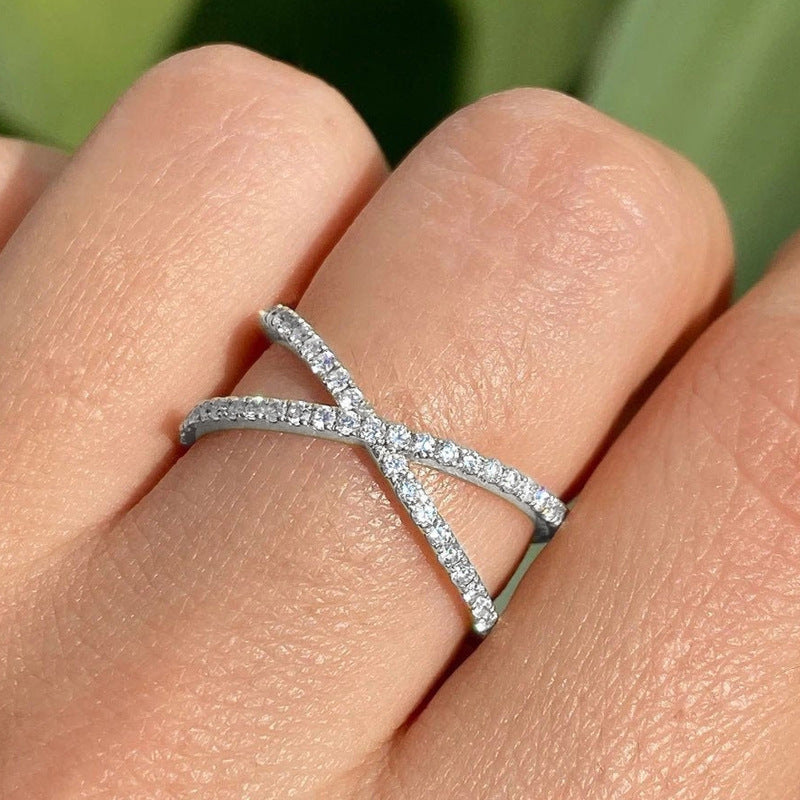 Damenring mit elegantem verschlungenem Design und funkelnden Kristallen Shop Nory