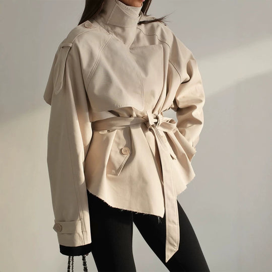 Damen Kurztrench mit weitem Stehkragen, Schulterklappen und Taillengürtel Shop Nory
