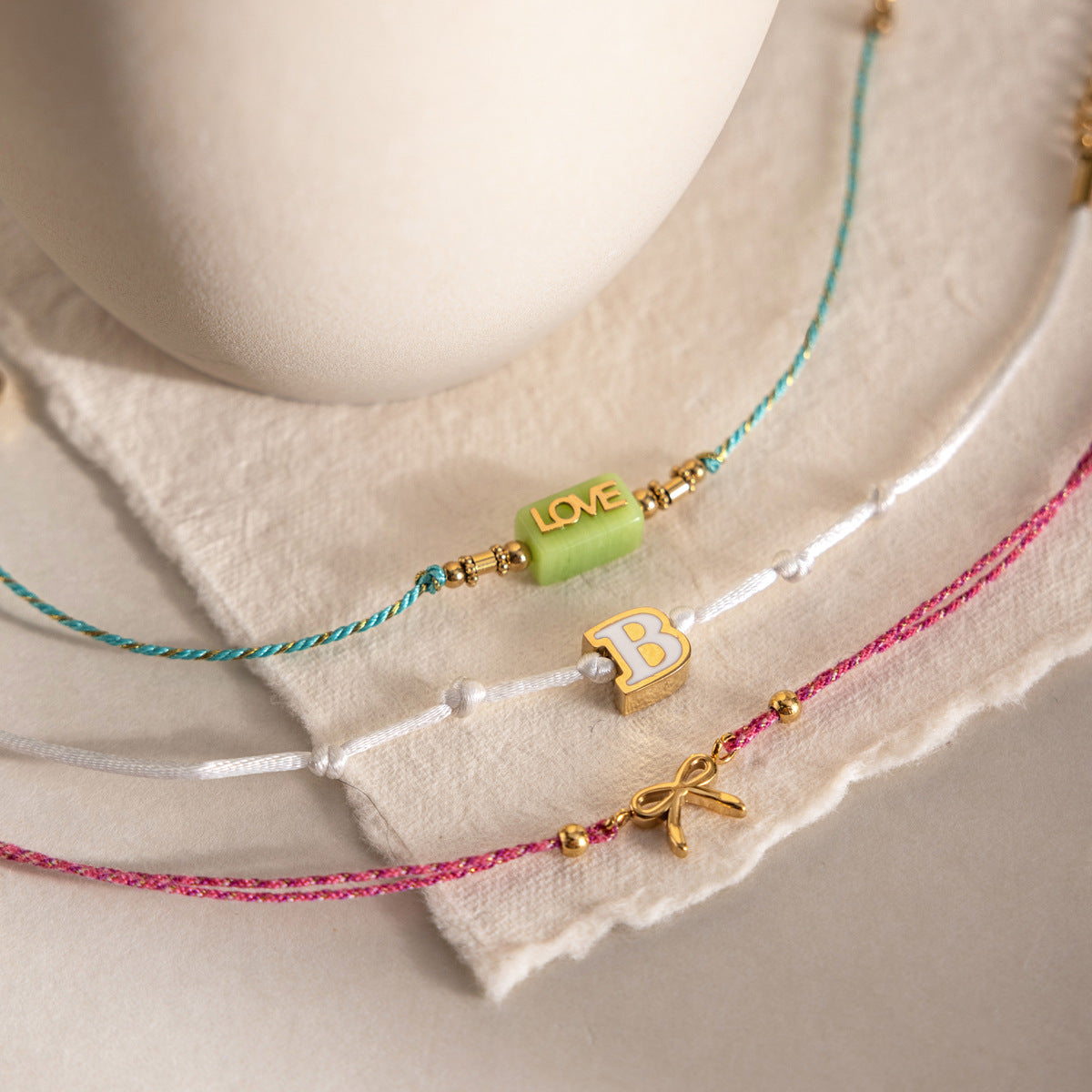 Damen Armband mit personalisiertem Buchstabenanhänger aus hypoallergenem Edelstahl Shop Nory