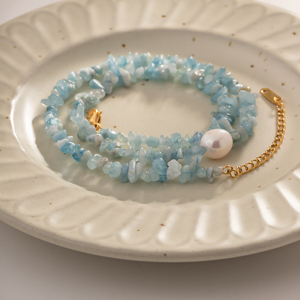 Damen Halskette mit pastelblauen Edelsteinen und einer eleganten Perle Shop Nory