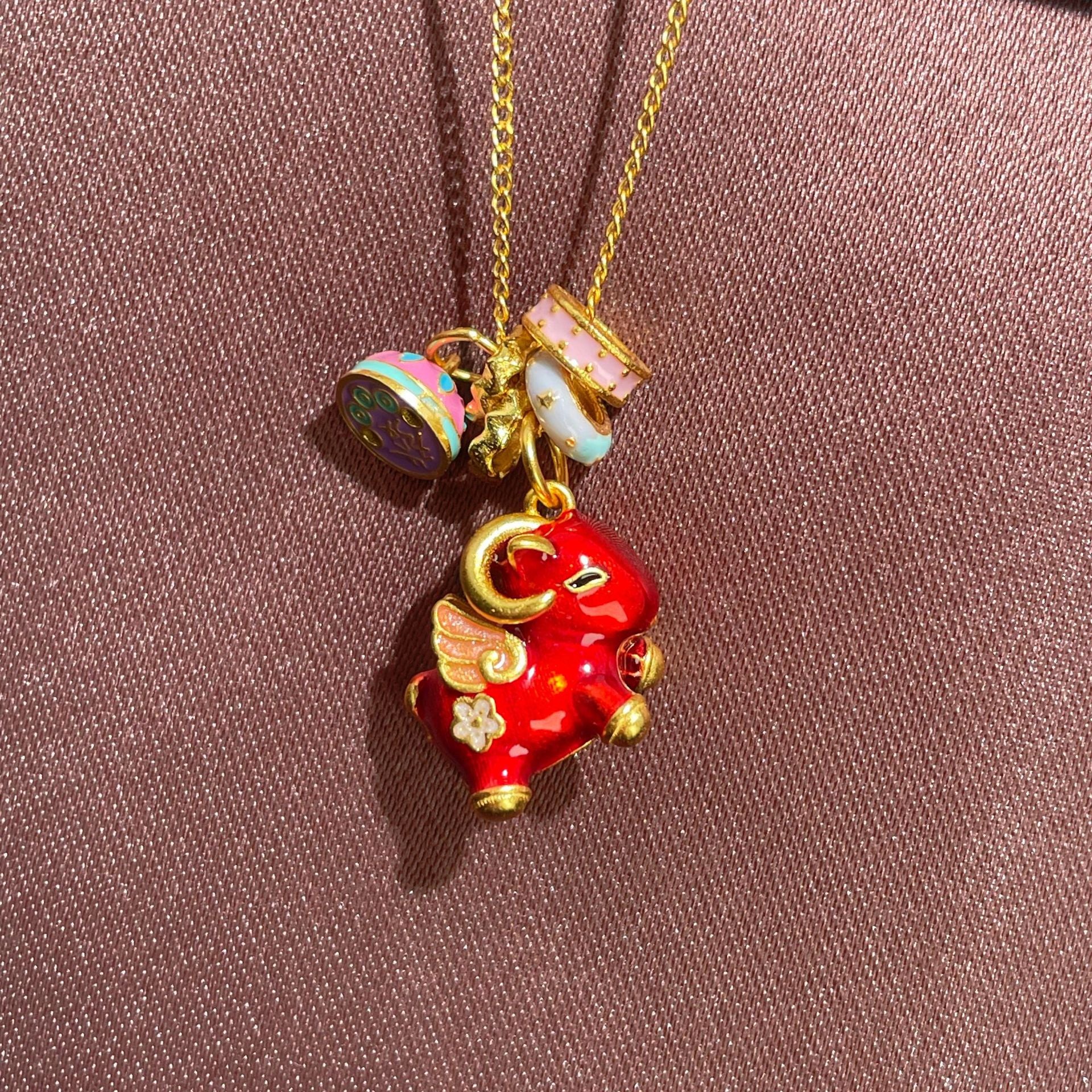 Damen Halskette mit originellem Elefanten-Anhänger und bunten Charms Shop Nory