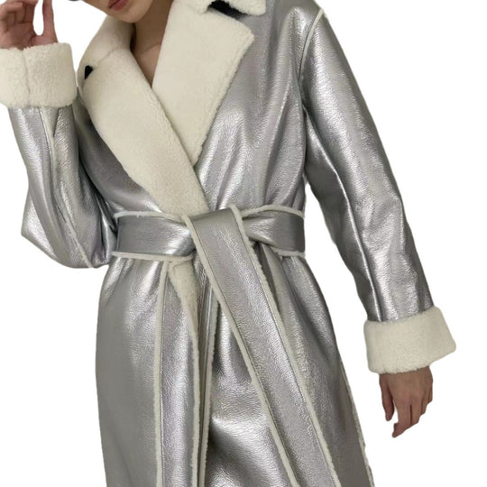 Damen Longline-Mantel aus Metallic‑Material mit Teddyfutter und überschnittener Schulter Shop Nory