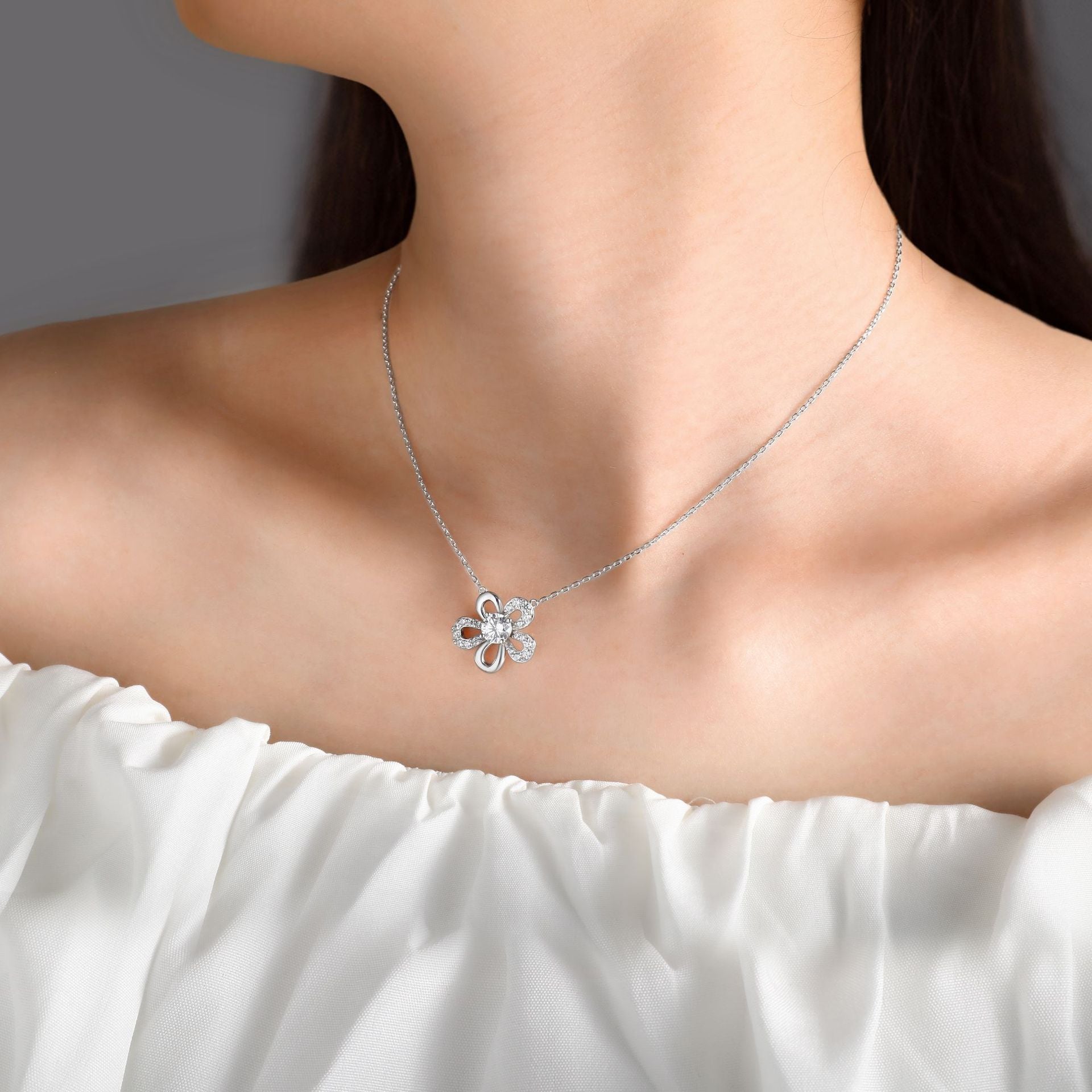 Damen Halskette mit floralem Design und funkelndem Zirkonia-Besatz Shop Nory