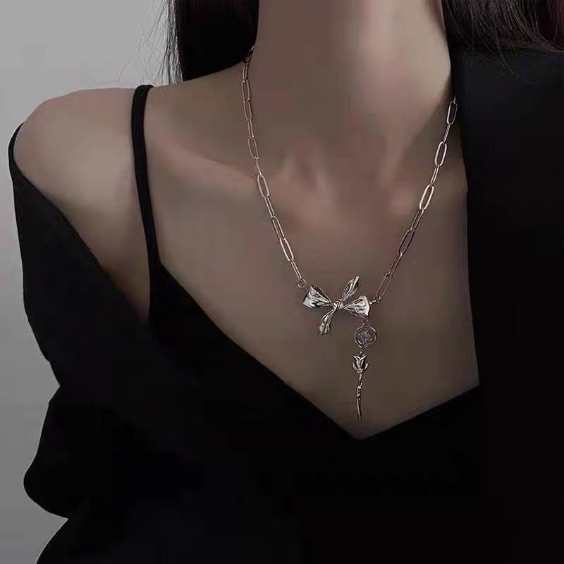 Damen Halskette mit verspieltem Schleifenanhänger und glitzerndem Zirkonia Shop Nory