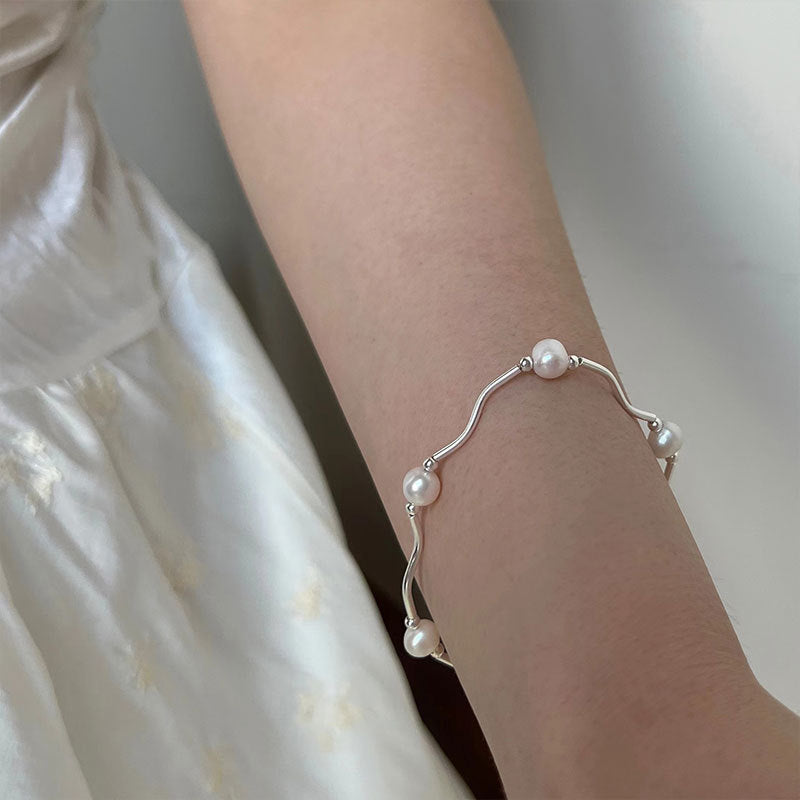 Damen modernes Armband mit eleganten Perlen und geschwungenem Design Shop Nory