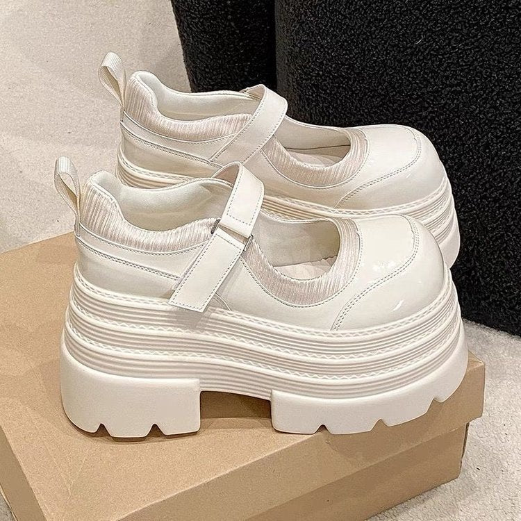 Damen Plateau-Mary-Jane Schuhe mit glänzender Oberfläche und verstellbarem Riemen
