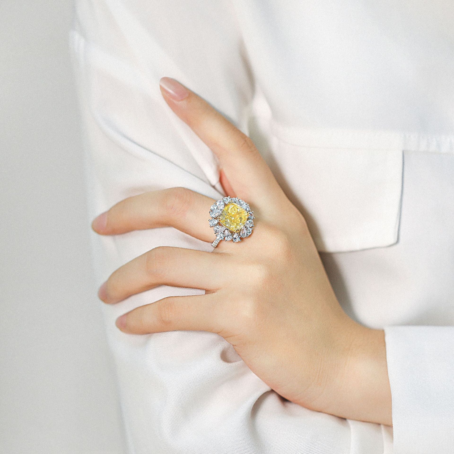 Damen Ring mit großem, leuchtendem Hauptstein und funkelndem Zirkonia-Besatz Shop Nory