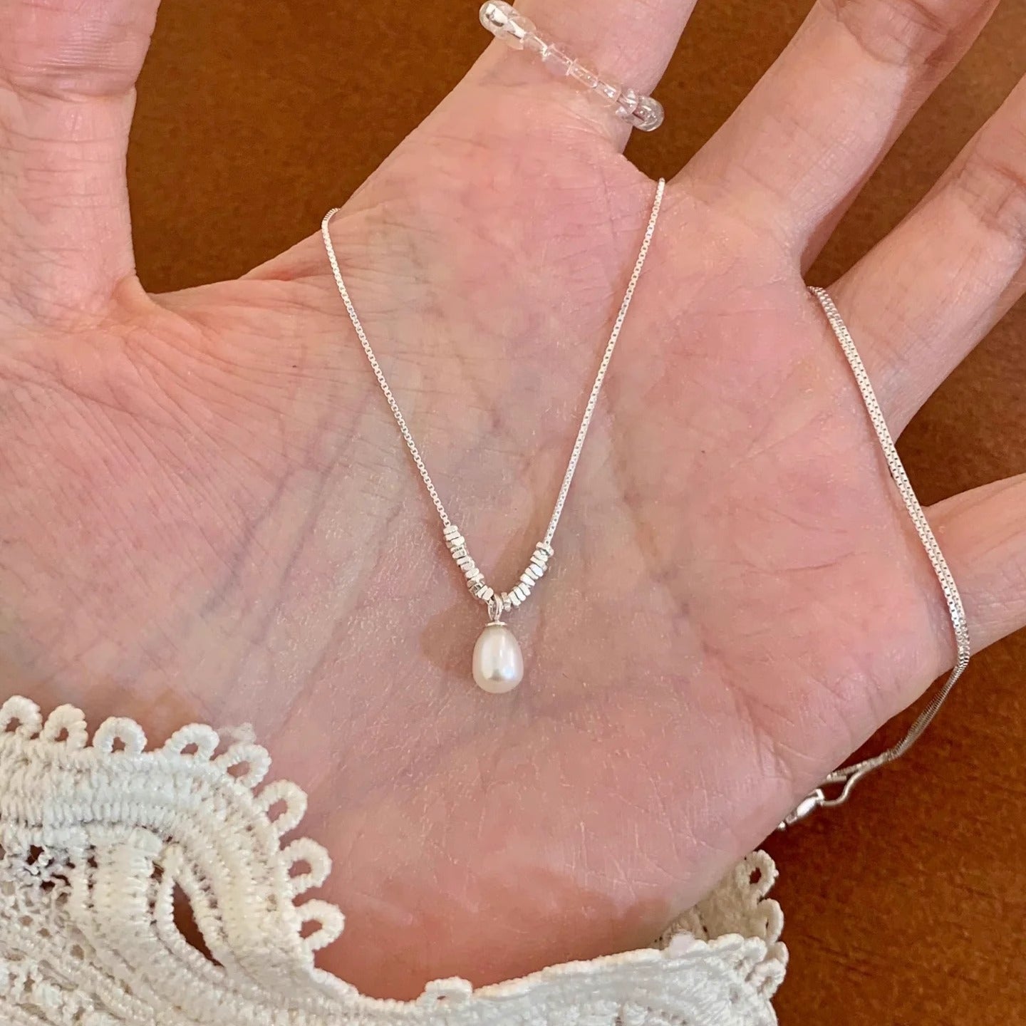 Damen Halskette mit zartem Perlenanhänger und exquisiten silbernen Details Shop Nory