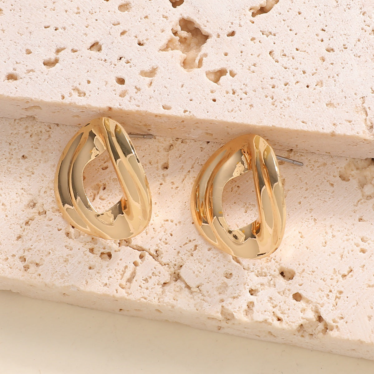 Damen Ohrringe mit modernem, skulpturalem Design Shop Nory