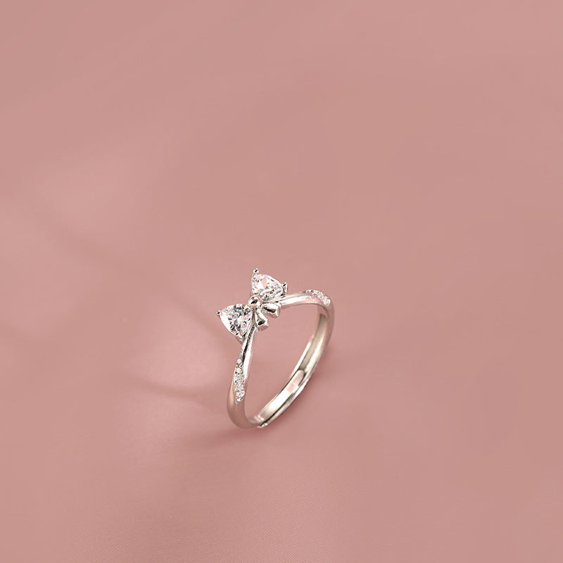 Damen zierlicher Ring mit Schleifenmotiv und funkelnden Akzenten Shop Nory