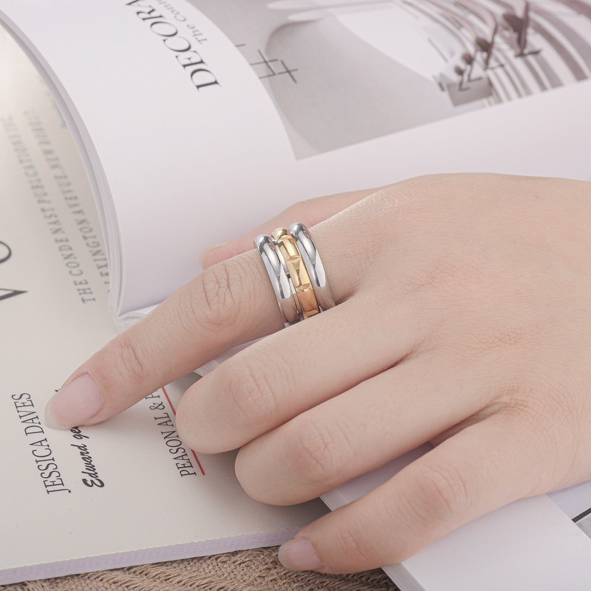 Herren Ring mit modernem, doppeltem Edelstahl-Design und stylishem Goldstreifen Shop Nory