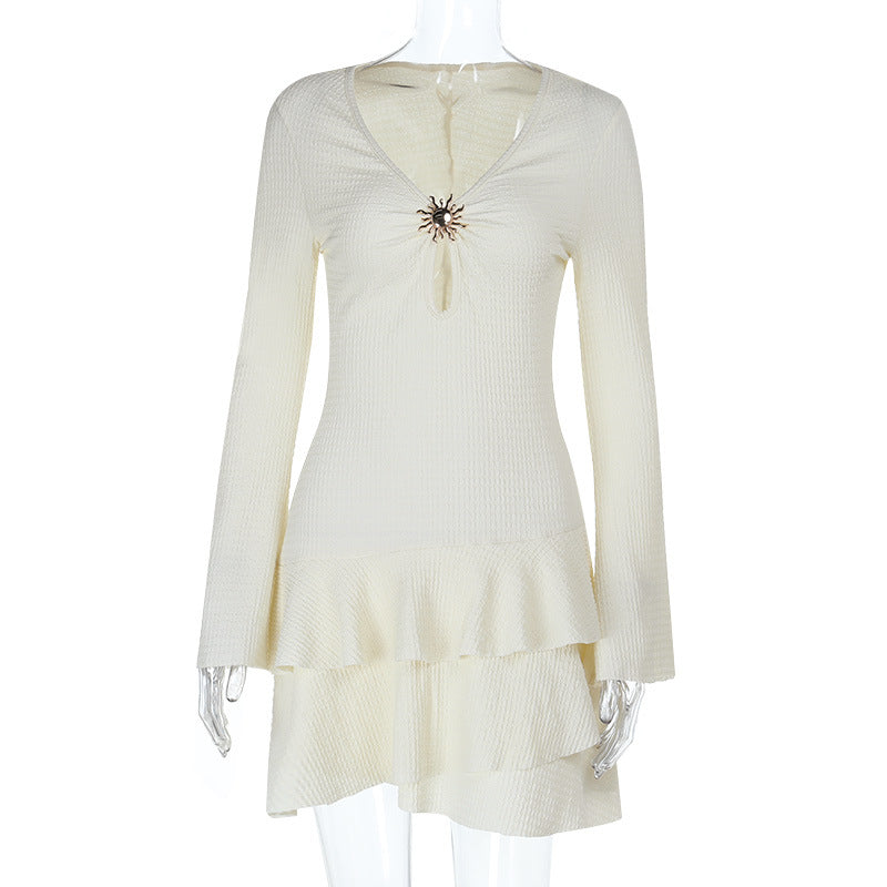 Damen Strukturiertes Rüschen-Minikleid mit V‑Ausschnitt, Schlüsselloch und Zierbrosche Shop Nory