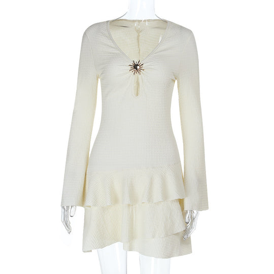 Damen Strukturiertes Rüschen-Minikleid mit V‑Ausschnitt, Schlüsselloch und Zierbrosche Shop Nory