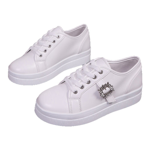 Damen Plateau‑Sneaker mit Metallic‑Obermaterial, dekorativer Strass‑Schließe und gepolsterter Komfortsohle Shop Nory
