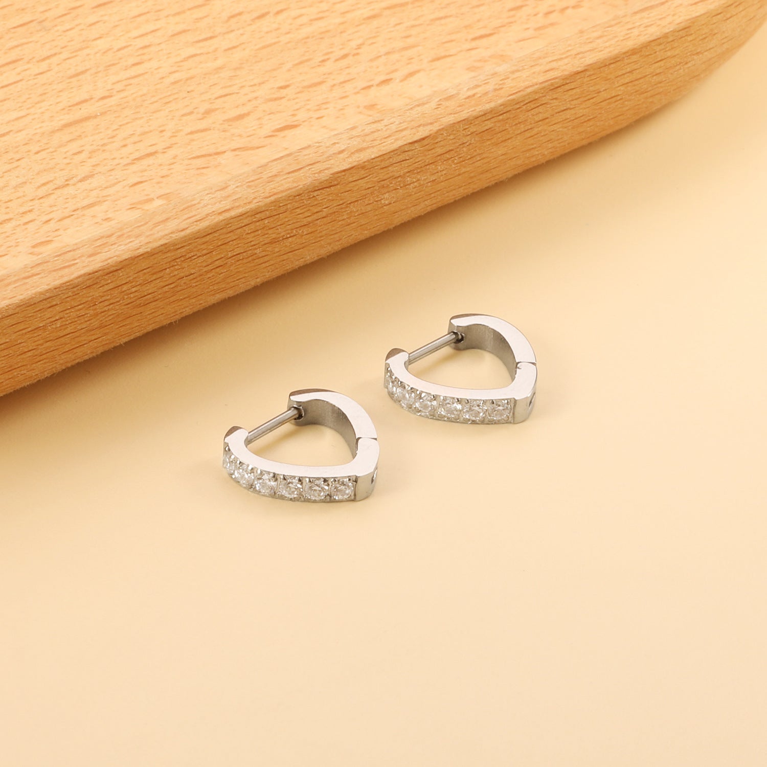 Damen Ohrstecker im Herzen-Design mit funkelnden Zirkonia Shop Nory
