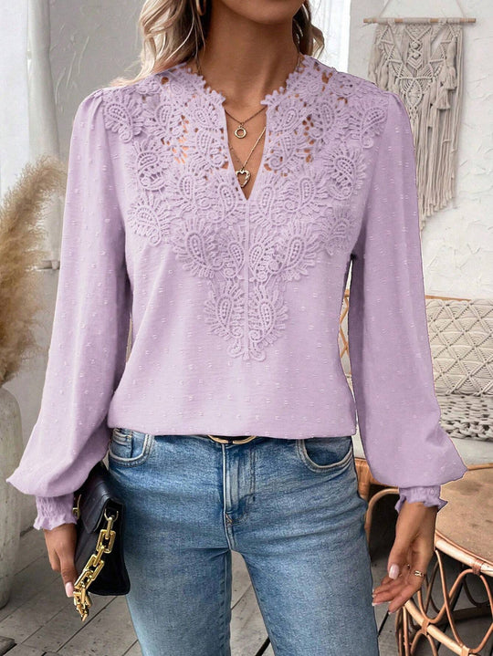 Damen Spitzenbluse mit V-Ausschnitt, Schweizer Punktstruktur und gerafften Manschetten Shop Nory