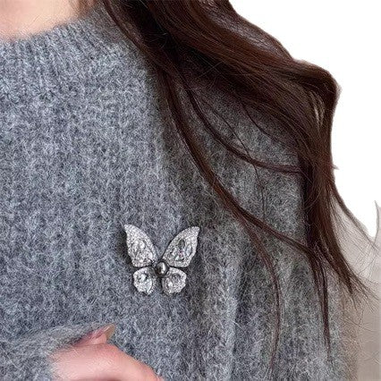 Elegante Schmetterlingsbrosche mit Kristallbesatz und Perlenapplikation