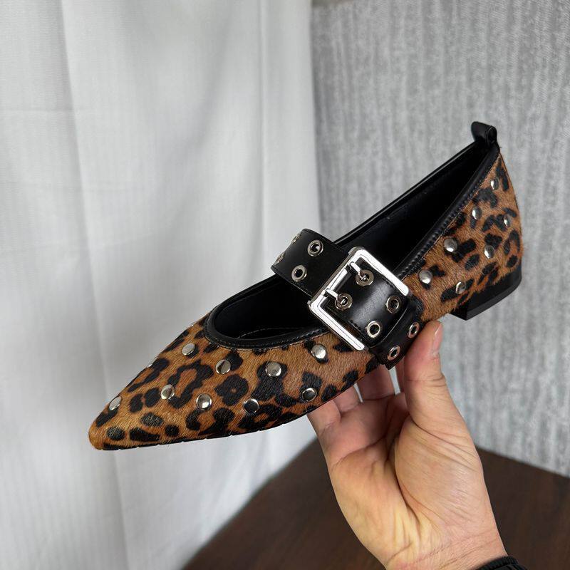 Damen Spitz zulaufende Mule-Ballerina mit breitem Nietenriemen und Dalmatiner-Muster Shop Nory