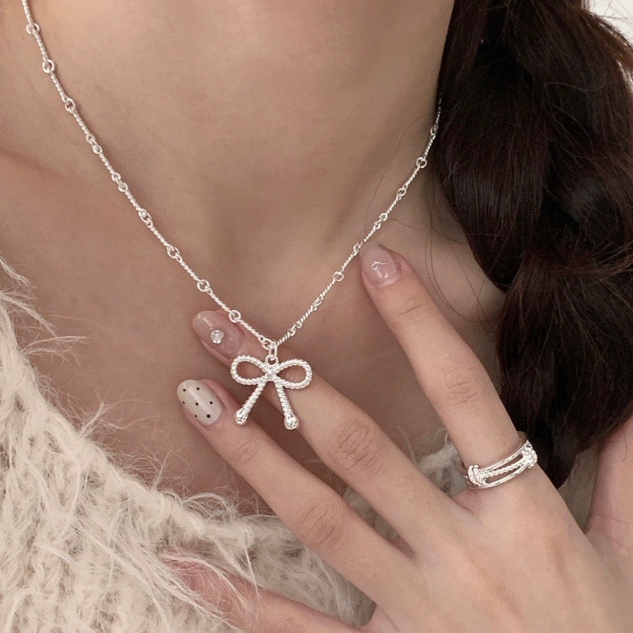 Damen Halskette mit kunstvollem Schleifenanhänger und filigraner Gliederung Shop Nory