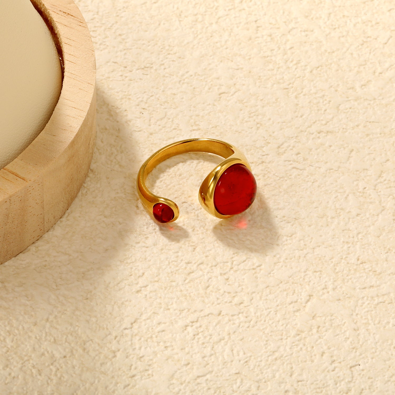 Damen Ring mit verstellbarem Design und funkelnden roten Kristallen Shop Nory