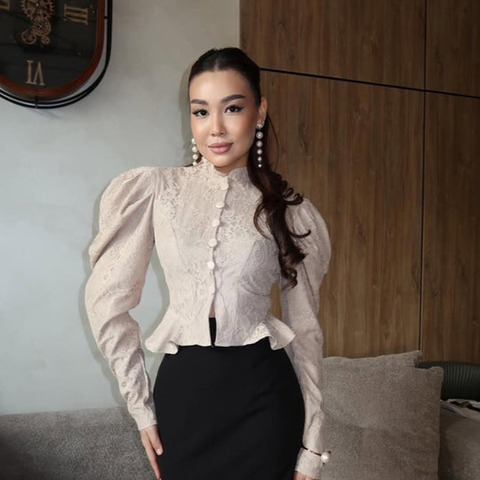 Damen Taillierte Jacquard-Bluse mit Stehkragen, Puffärmeln und Volant-Saum Shop Nory