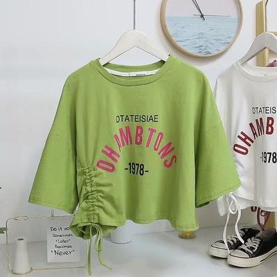 Damen cropped T-Shirt mit lässigem Kordelzug und kreativem Schriftzug