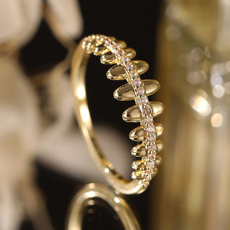 Damen eleganter Ring im trendigen Blattdesign mit funkelnden Kristallen Shop Nory