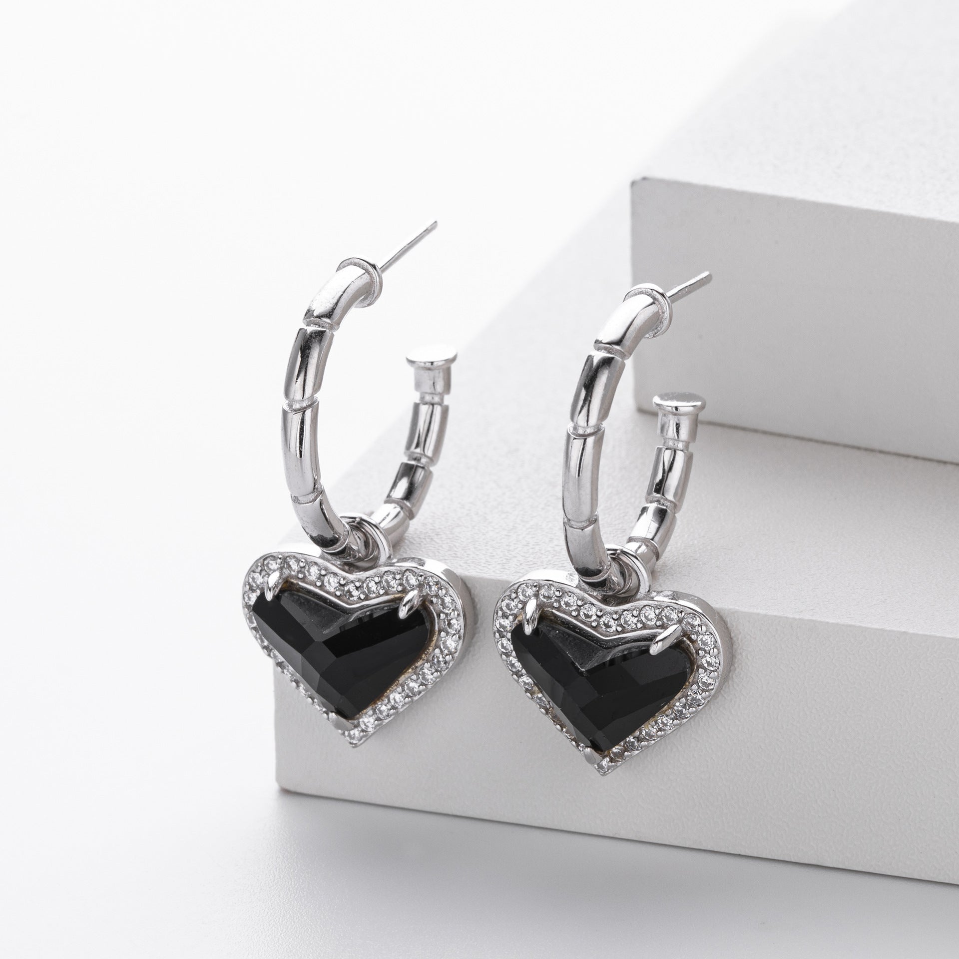 Damen Creolen mit herzförmigem Zirkon-Anhänger und goldfarbener Beschichtung Shop Nory
