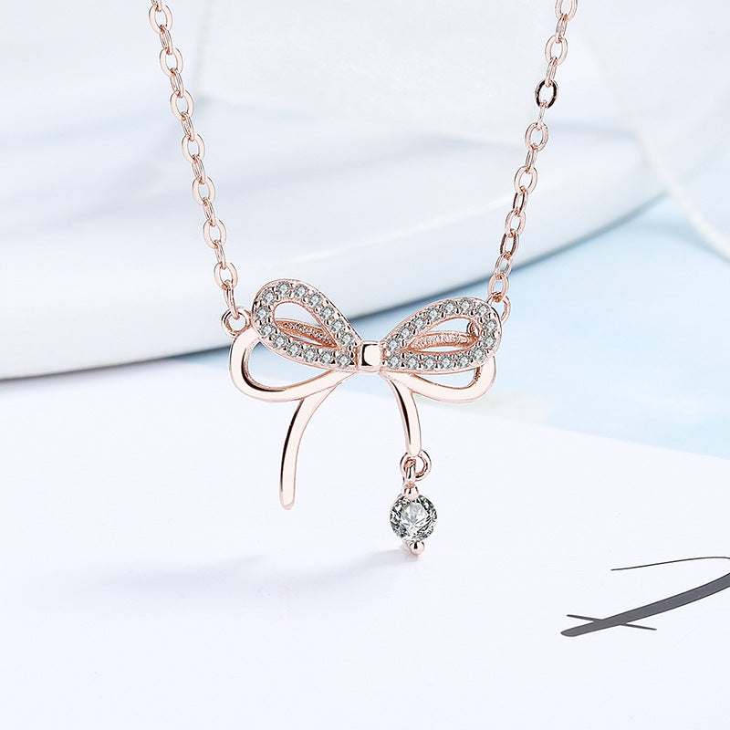 Damen Halskette mit filigranem Schleifenanhänger und funkelndem Zirkon Shop Nory