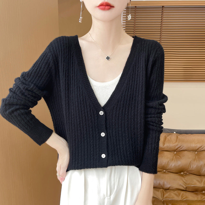 Damen Kurzgeschnittener Feinstrick-Cardigan mit V‑Ausschnitt, feiner Rippenstruktur und Perlmuttknöpfen Shop Nory