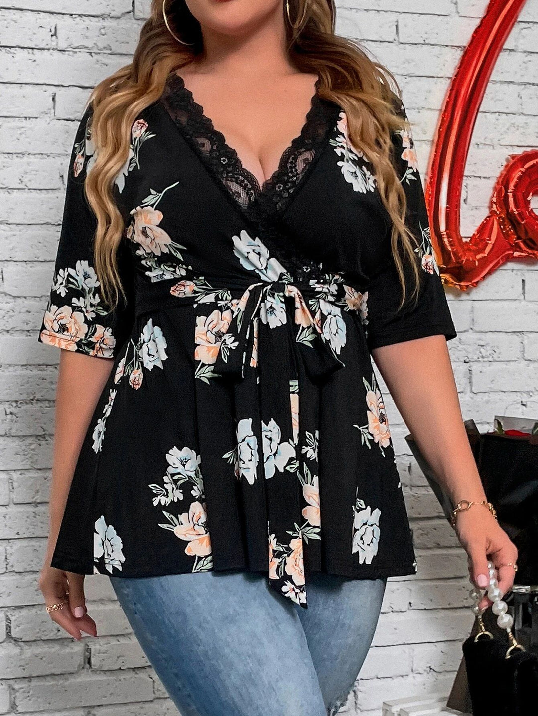 Damen Tailliertes Wickelshirt mit Spitzen‑V‑Ausschnitt und dreiviertel Ärmeln Shop Nory