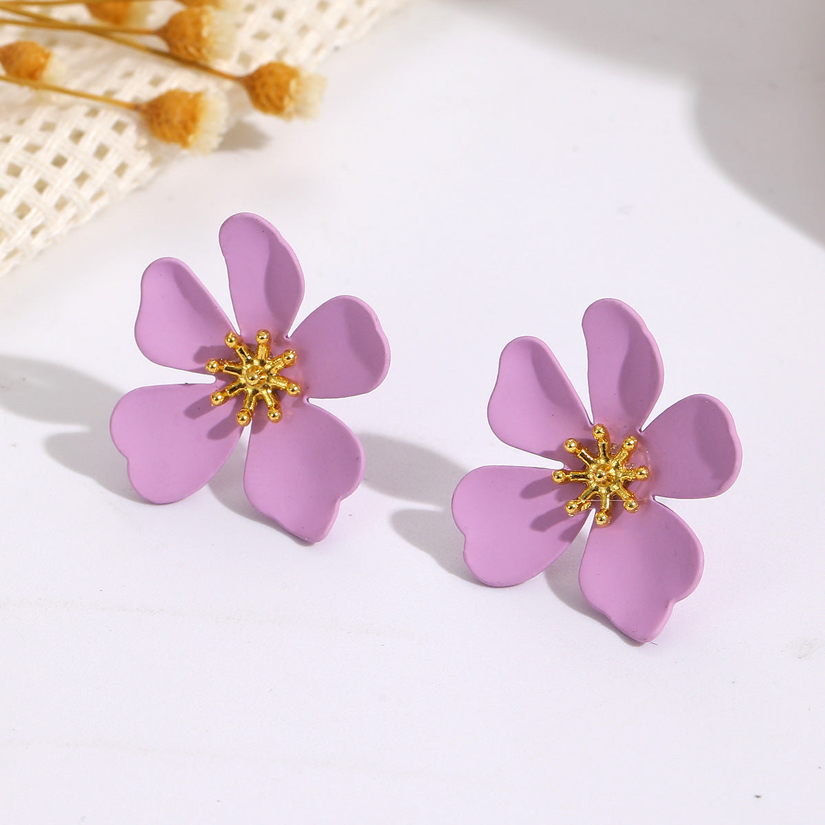 Damen Ohrringe im floralen Design mit glanzvollem goldenen Akzent Shop Nory