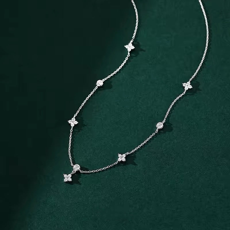 Damen Halskette mit zierlichen Blütenmotiven und funkelnden Zirkonia Shop Nory