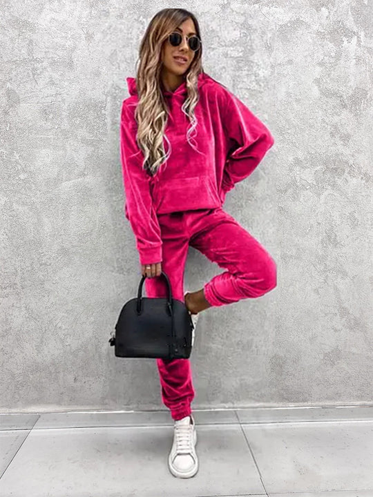 Damen Velours-Lounge-Set mit kuscheliger Kapuzenpullover und schmal zulaufender Jogginghose Shop Nory