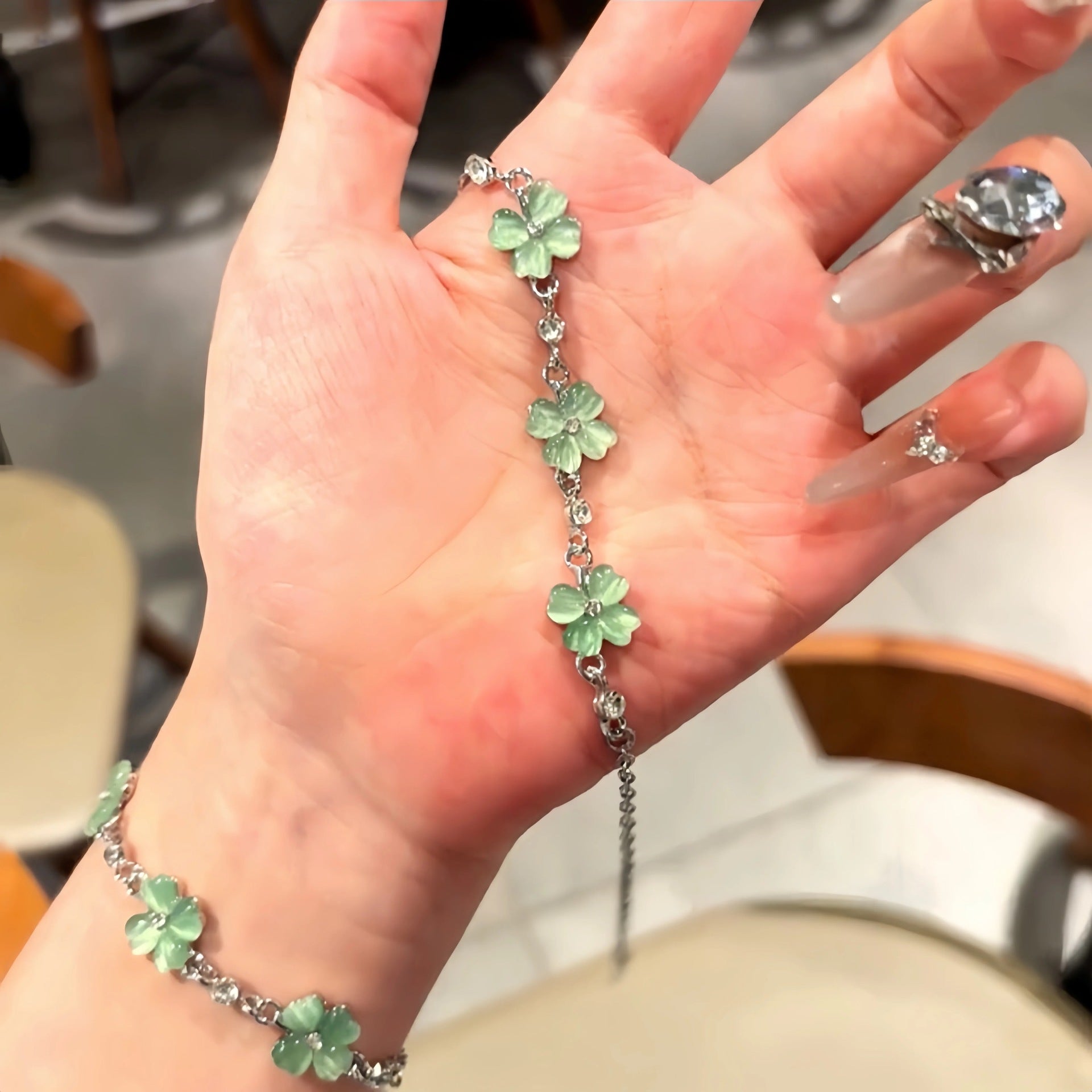 Damen Armband mit kunstvollen Blumenanhängern Shop Nory