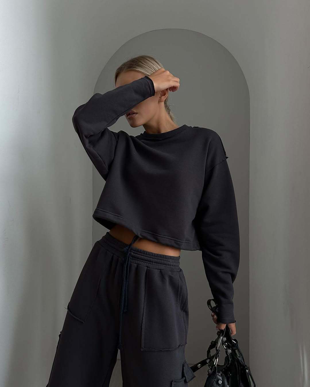 Damen Kurzes Tunnelzug-Sweatshirt mit geripptem Saum und lässiger High‑Waist‑Jogginghose Shop Nory