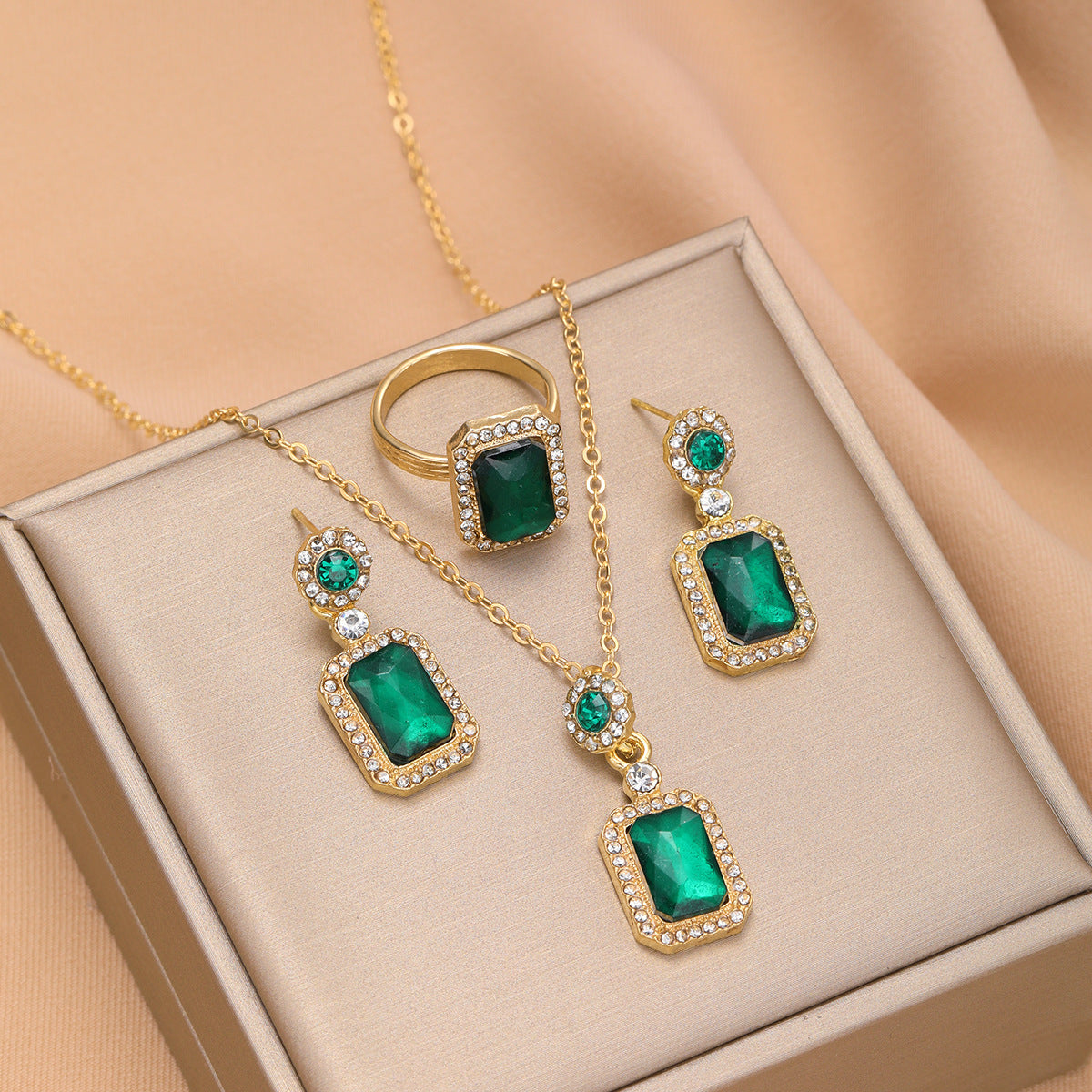 Damen Schmuckset mit funkelnden Smaragd und goldenen Akzenten Shop Nory