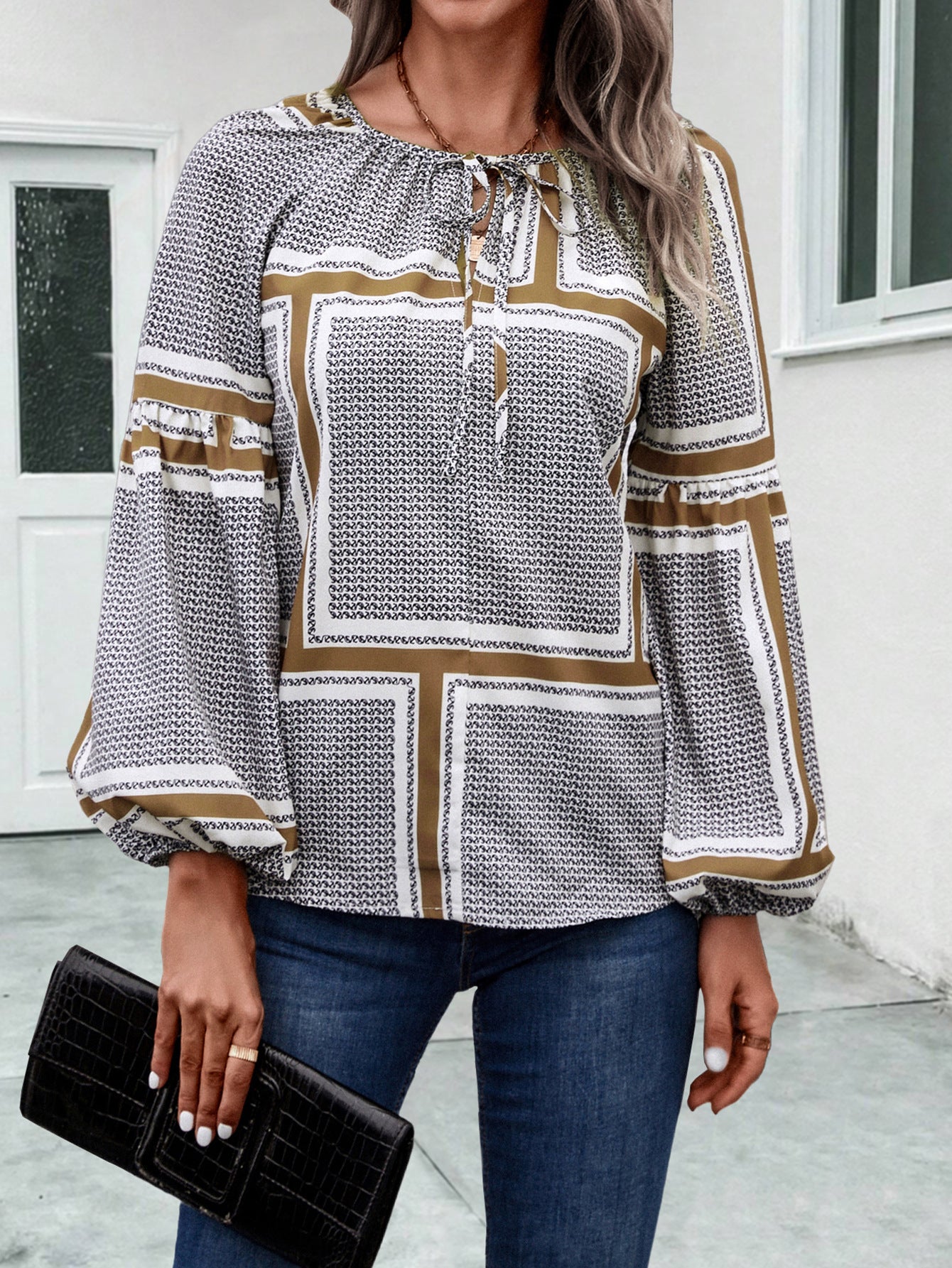 Damen Bluse mit eleganten Rüschendetails und modernem Muster