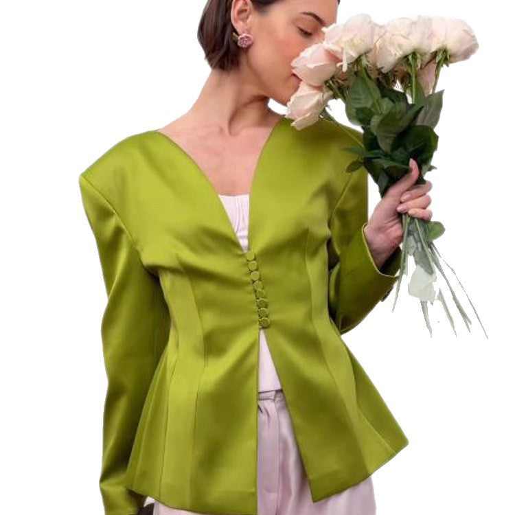 Damen Taillierter Satin-Blazer mit betontem Schößchen und dekorativer Knopfleiste Shop Nory