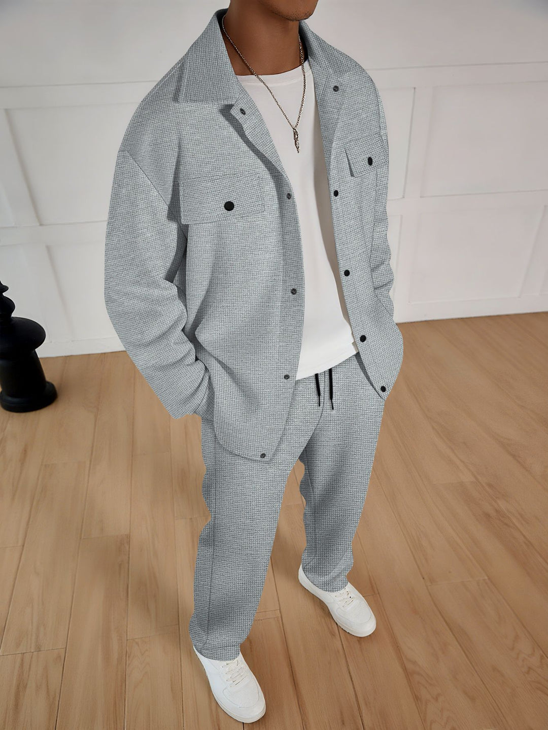 Herren zweiteiliges Overshirt-Lounge-Set mit aufgesetzten Klappentaschen, Kordelzug-Hose und feiner Waffelstruktur Shop Nory