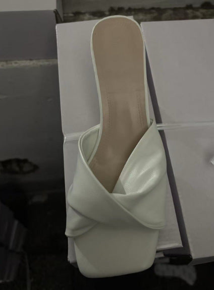 Damen elegante Mules mit geschwungenem Absatz und dekorativer Raffung Shopnory