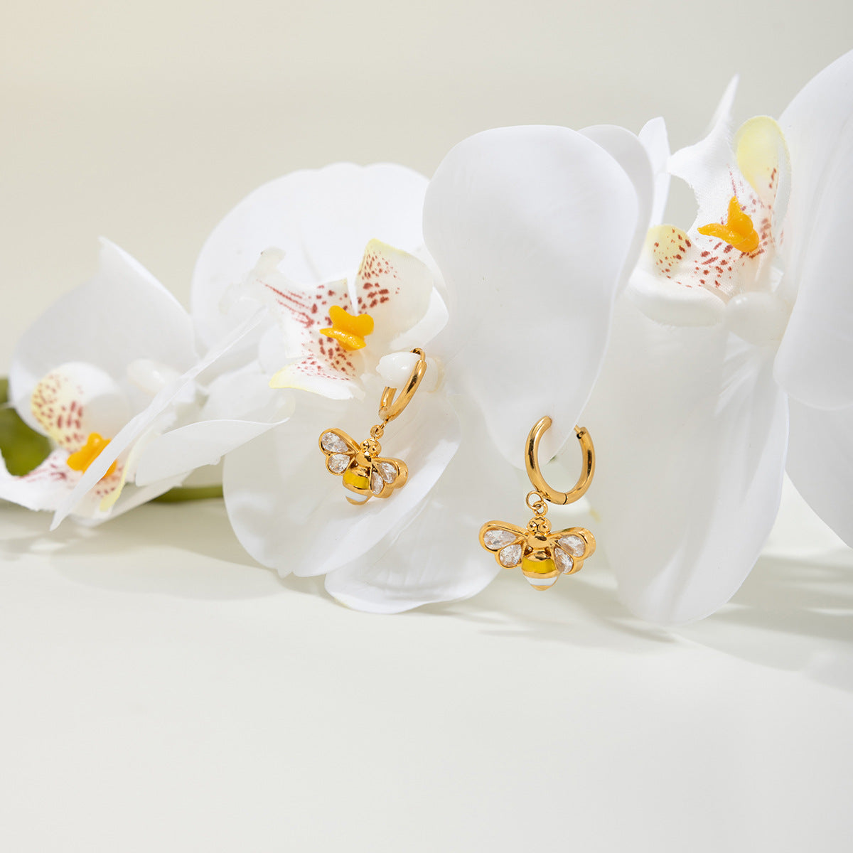 Damen Halskette mit Bienendesign und funkelnden Steinen Shop Nory