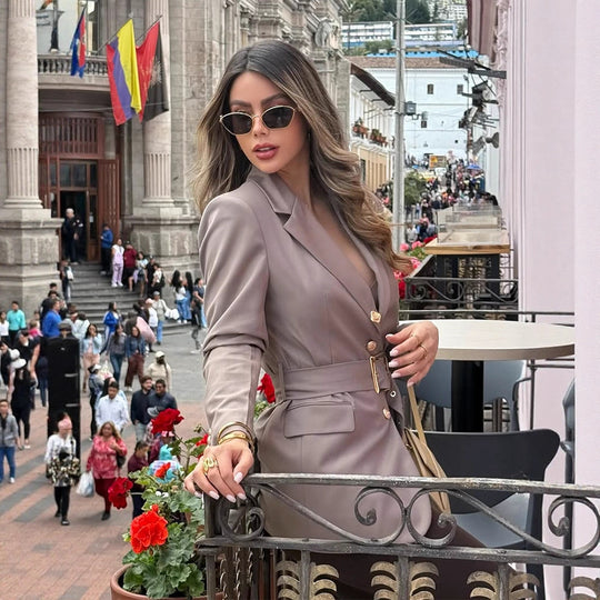 Damen Taillierter Blazer mit breitem Bindegürtel und goldfarbener Hardware Shop Nory