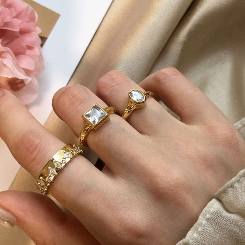 Damen Schmuckring mit kunstvollem Design und funkelnden Zirkonia Shop Nory