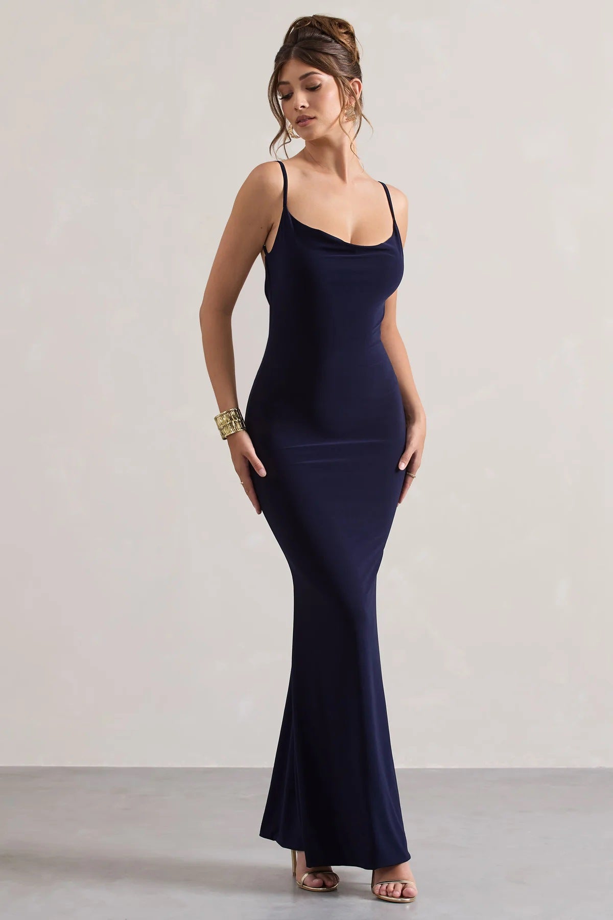 Damen Elegantes Maxikleid mit ansprechendem Spitzenrücken und taillierter Silhouette Shopnory
