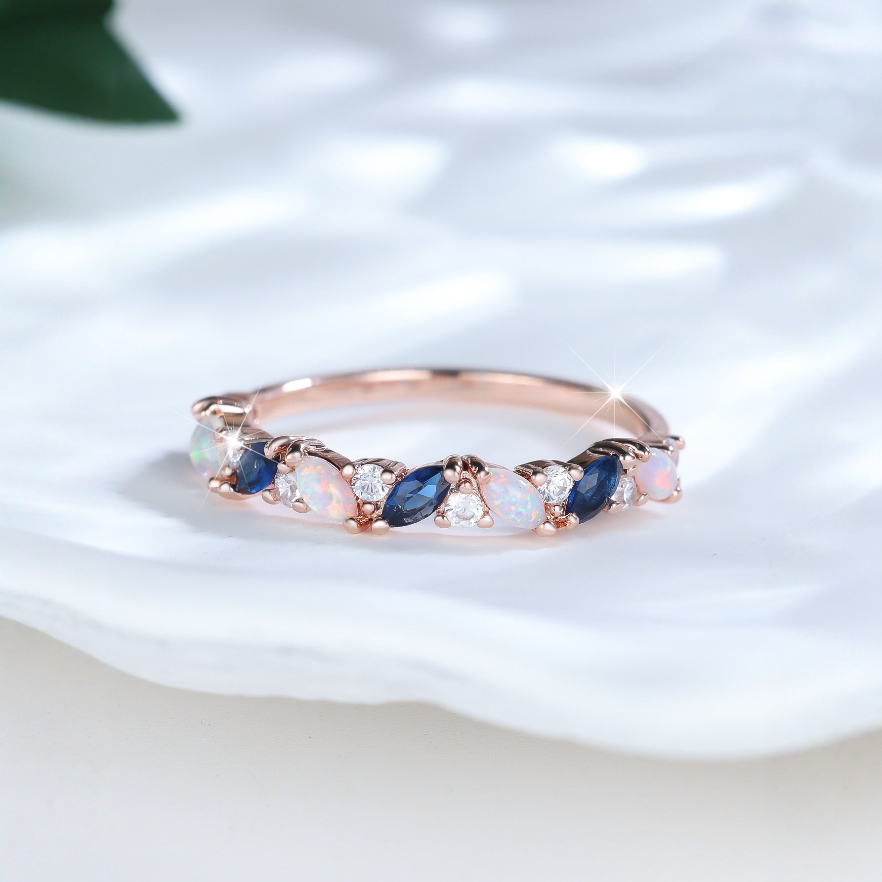 Damen Ring mit funkelnden Opalen und facettierten Granatsteinen Shop Nory