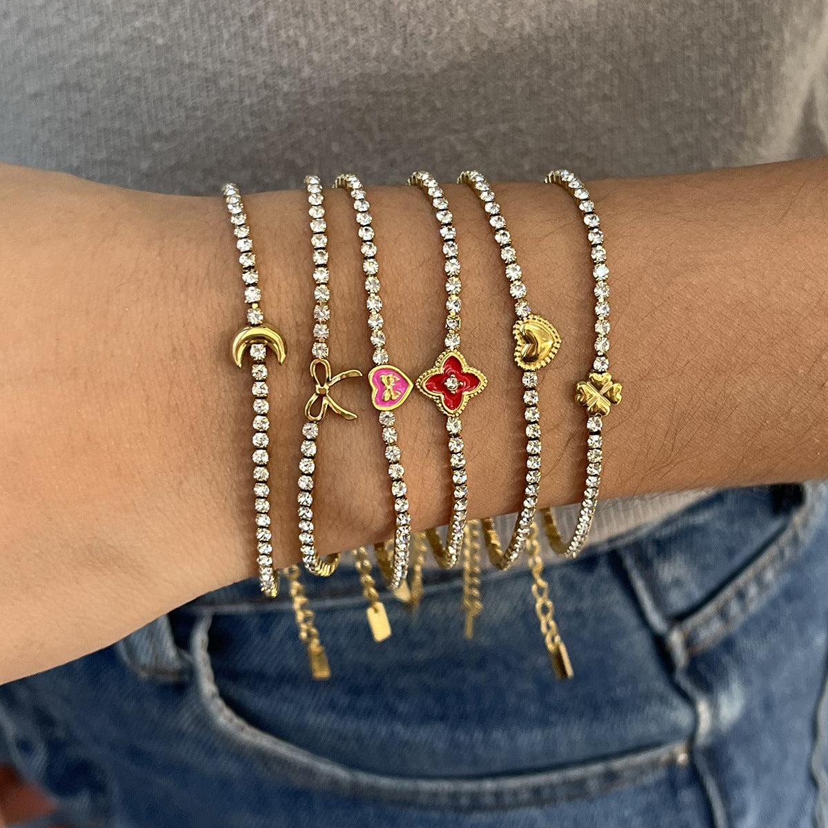 Damen Armband mit funkelndem Herzanhänger aus hypoallergenem Edelstahl Shop Nory